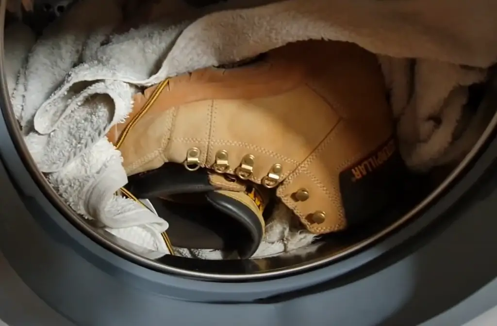 A Recommended Way to Wash Suede Shoes