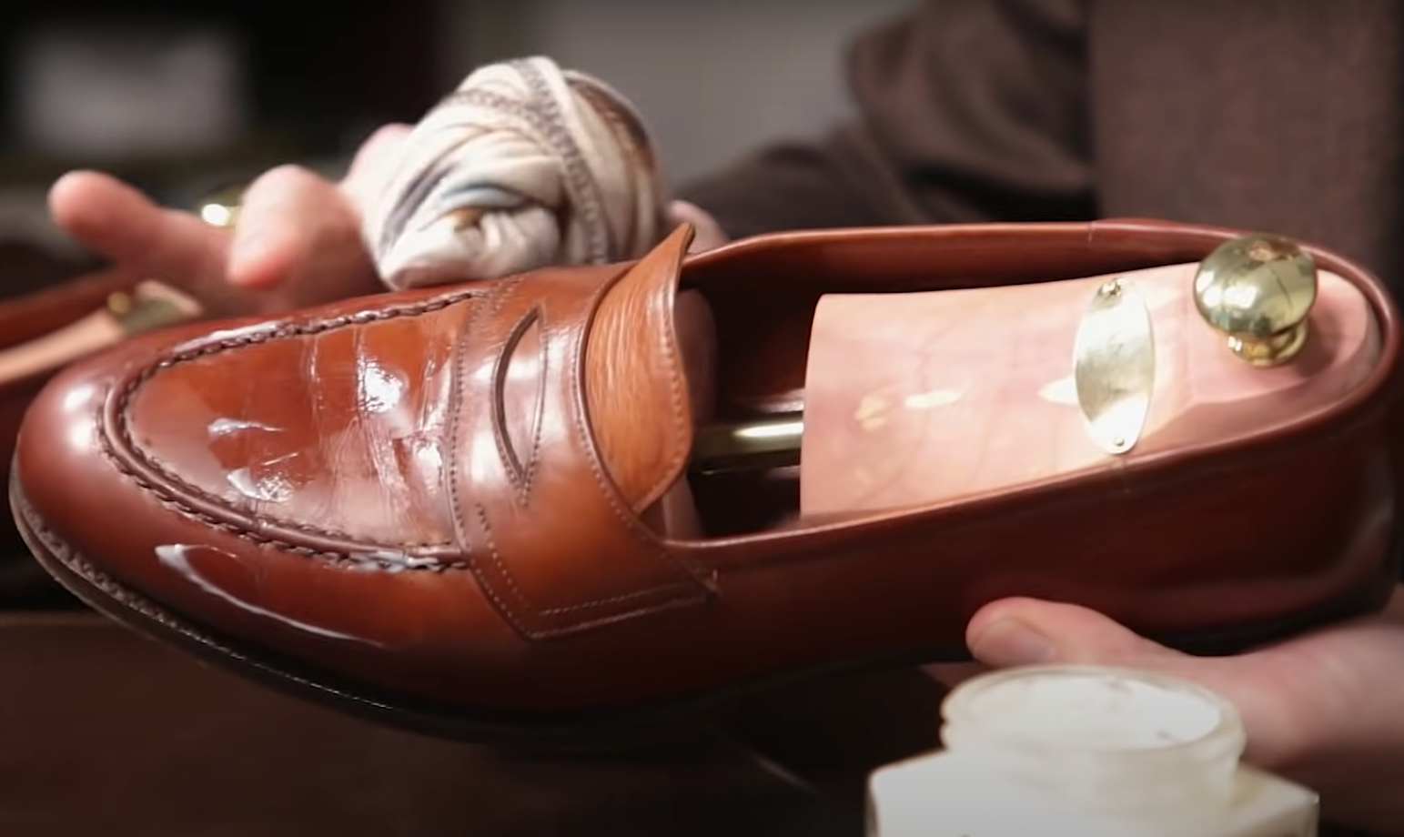 Leather Conditioner vs. Mink Oil What’s the Difference? LeatherProfy