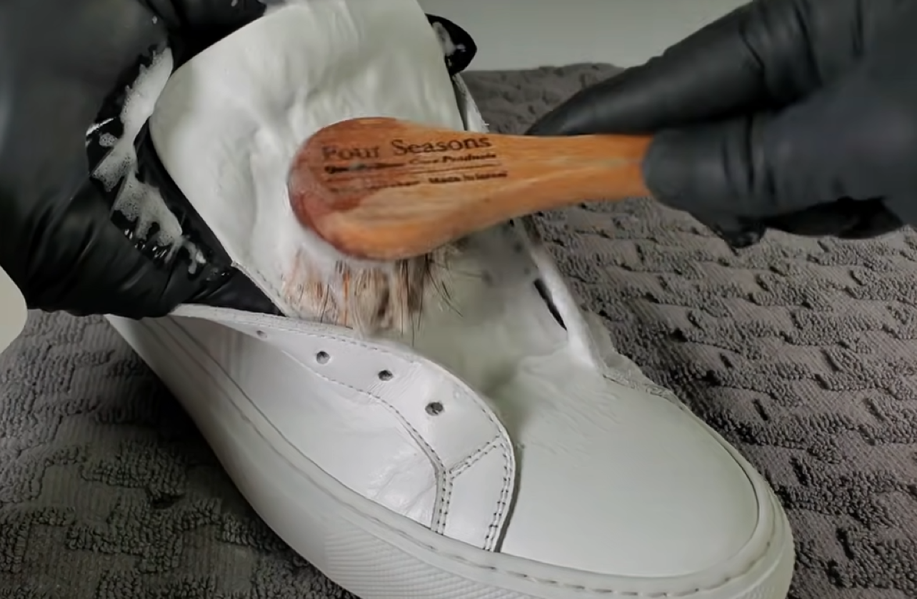 How to Clean White Leather Tennis Shoes? LeatherProfy