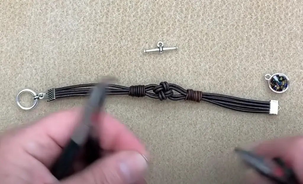 How do you tie leather jewelry?