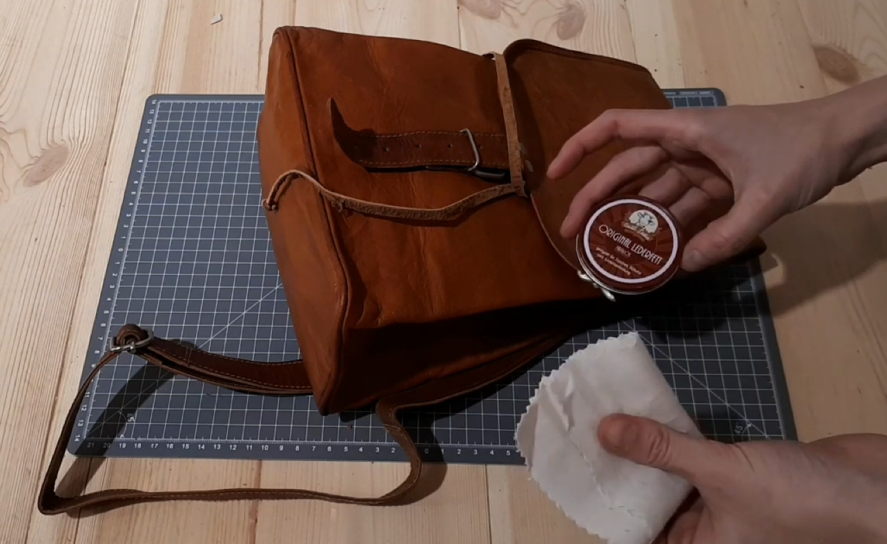 How to Remove Leather Smell? LeatherProfy