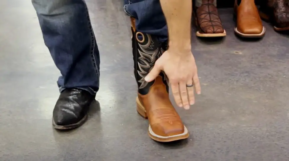 How do I know if my cowboy boots are too small
