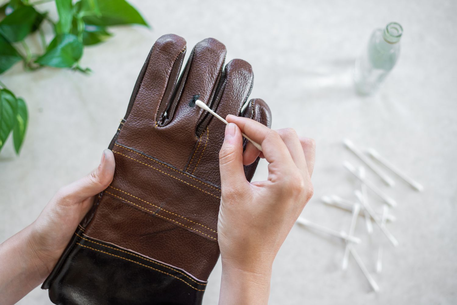 How to clean the lining of leather gloves